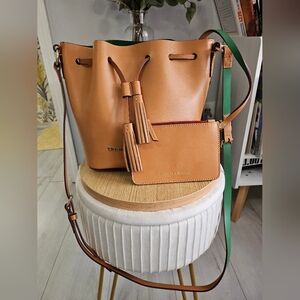 🚫❌️SOLD! Dooney & Bourke Serena Tan & Green Drawstring Bucket Bag/ Wristlet